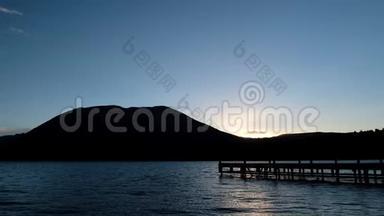 湖边的日落景象，剪影式的木制剪影，Jetty山景